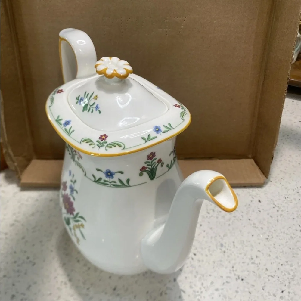 Wedgwood Charleston Coffee Pot‎ 1979-80 Discontinued
